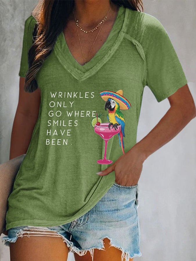V-Neck Retro Wrinkles Only Go Where Smiles Have Been Print T-Shirt